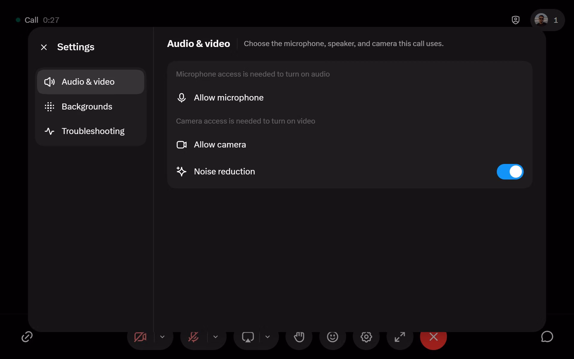 Audio and video settings show microphone, camera and noise-reduction controls in the call interface.